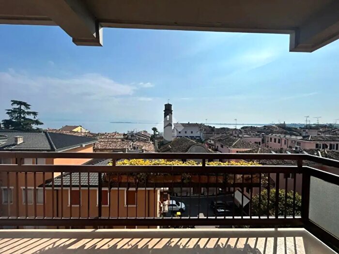 Appartamento trilocale in vendita in Desenzano Del Garda