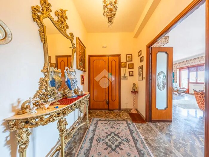 Appartamento quadrilocale in vendita in Via Melpomene, Roma