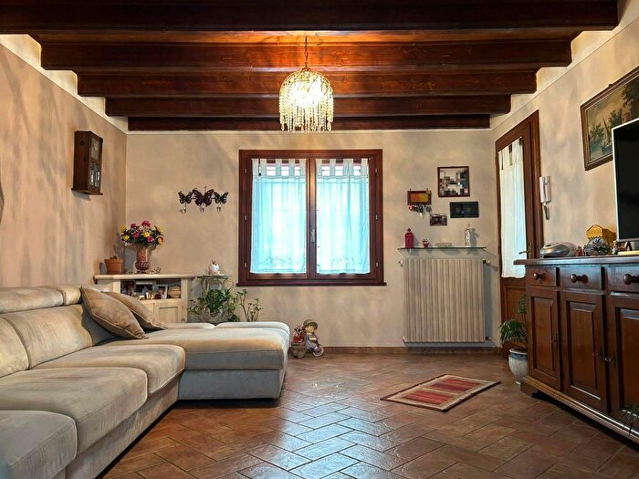 Casa con 8 locali in vendita in Sorga