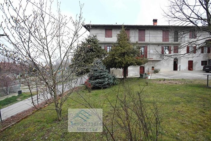 Casa con 7 locali in vendita in Novello, Novello