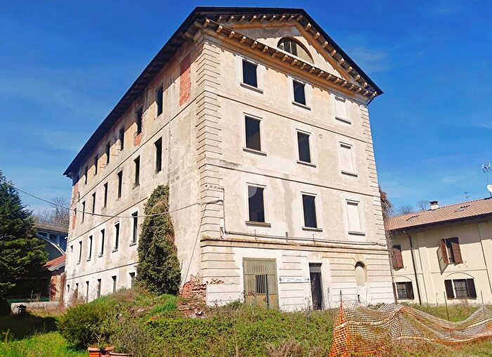 Casa con 12 locali in vendita in Via Isonzo, Carate Brianza