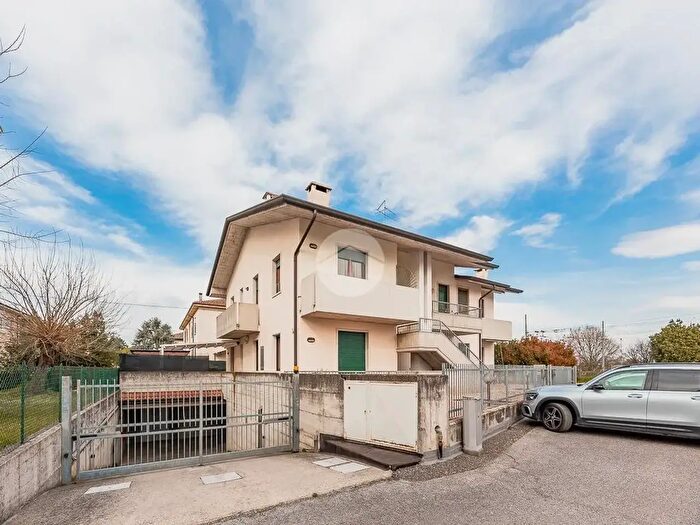 Appartamento quadrilocale in vendita in Via Grezzano, Villafranca Di Verona