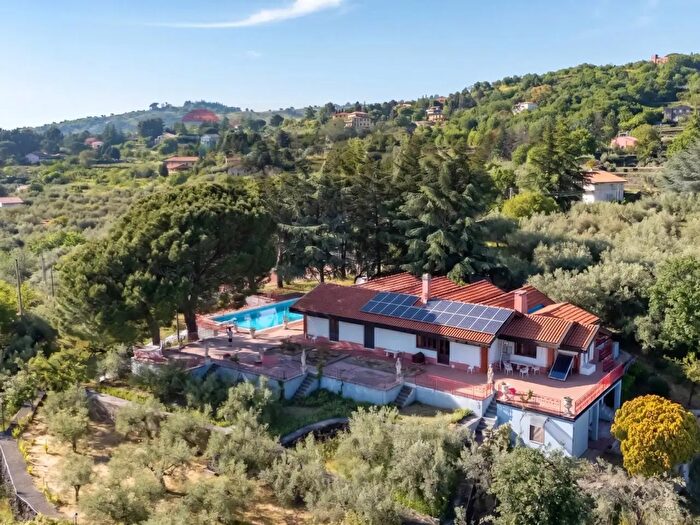 Casa con 8 locali in vendita in Biancavilla