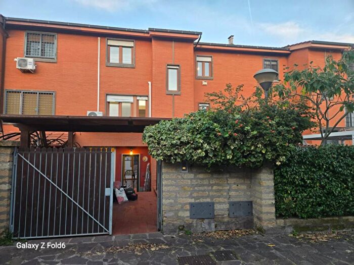 Casa con 6 locali in affitto in Via Fanocle, Axa, Roma