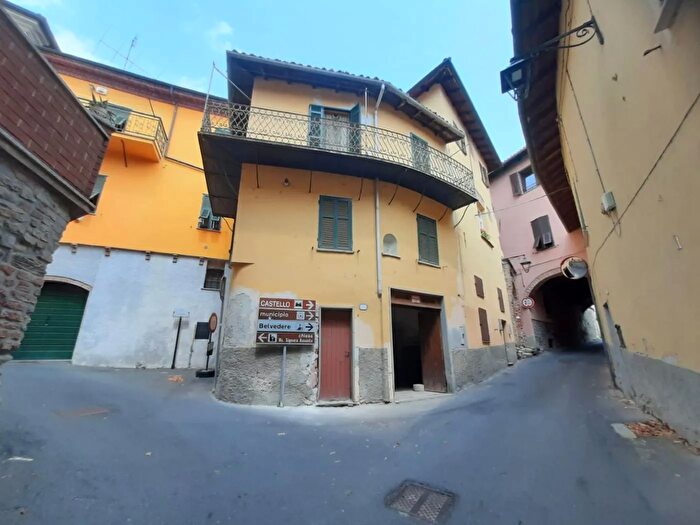 Casa quadrilocale in vendita in Trisobbio