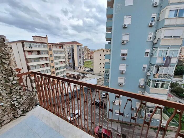 Appartamento trilocale in vendita in Via Messine Marine, Palermo