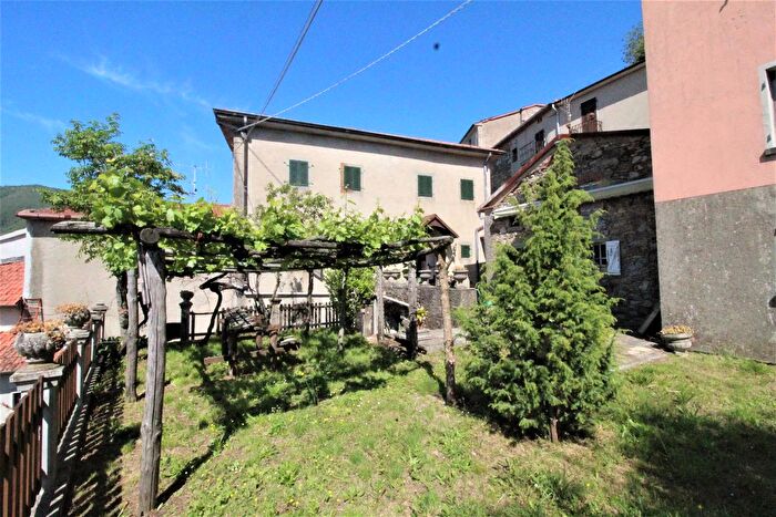 Casa con 20 locali in vendita in Mulazzo