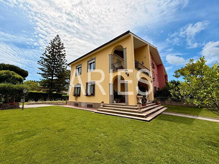 Casa con 9 locali in vendita in Via Baldassarre Galuppi, Roma