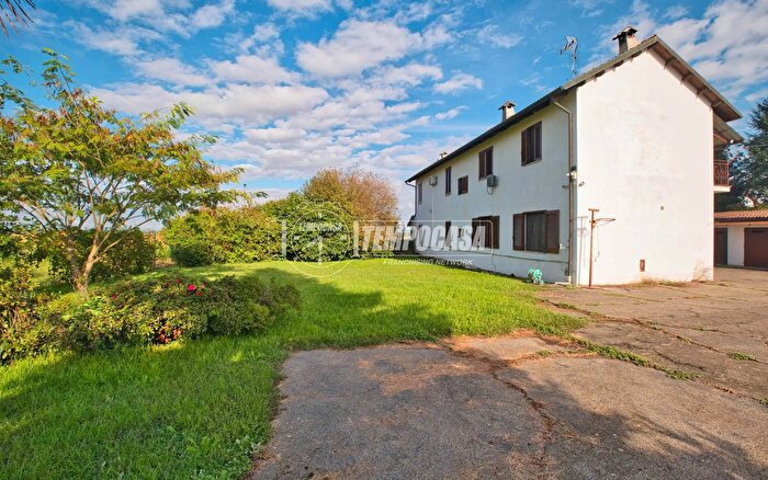 Casa con 5 locali in vendita in Pezzana