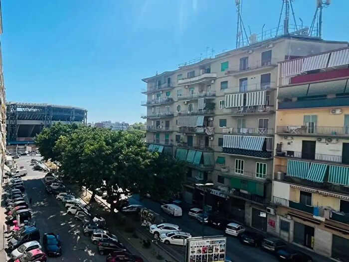 Appartamento trilocale in vendita in Via Giacomo Leopardi, Napoli