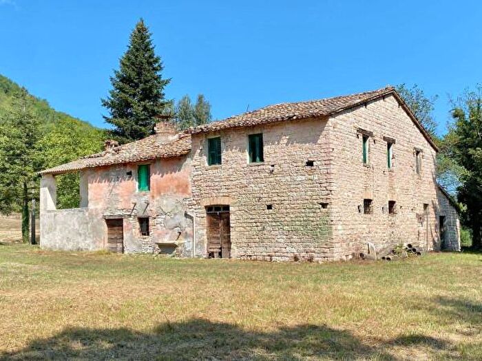 Casa con 6 locali in vendita in Fossombrone
