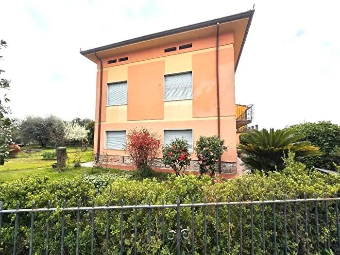 Casa con 10 locali in vendita in Capannori