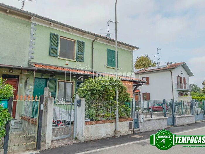 Casa trilocale in vendita in Via Guido Rossa, Noviglio
