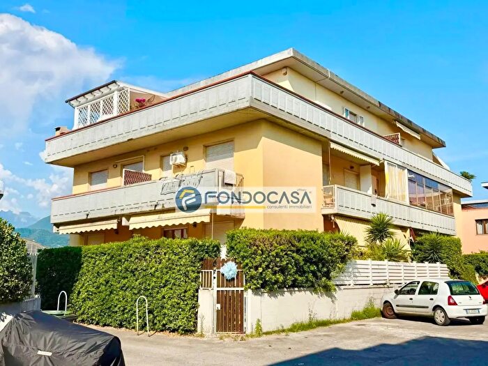 Appartamento trilocale in vendita in Viale da Verazzano, Carrara