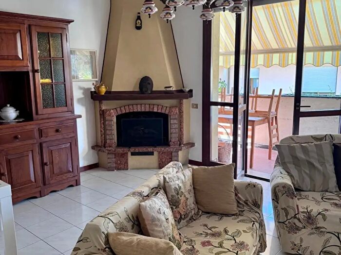 Casa con 7 locali in vendita in Massa