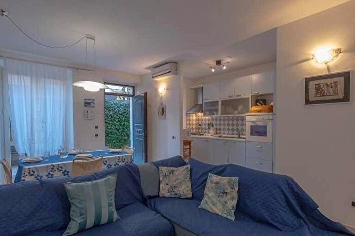 Appartamento trilocale in affitto in Via Roma, Lungomare, Viareggio