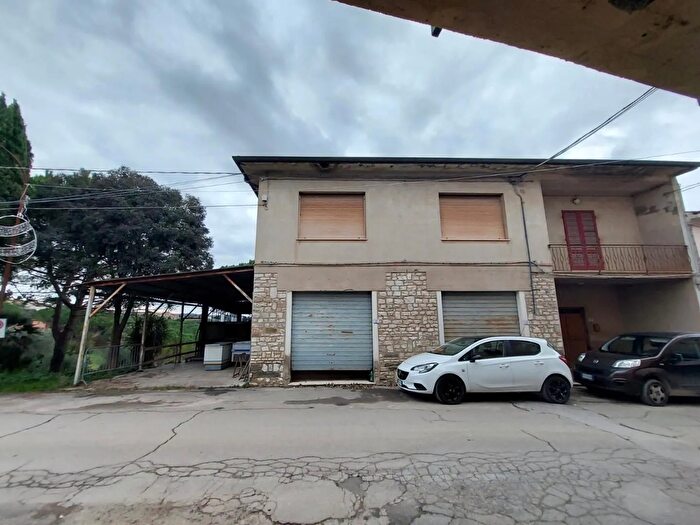 Casa con 8 locali in vendita in Via degli Olivi Terricciola, Terricciola