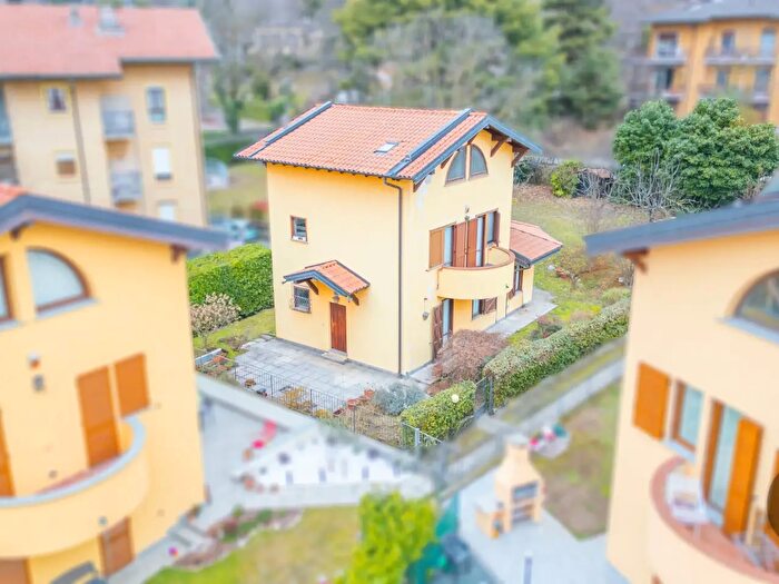 Casa quadrilocale in vendita in Via Predazzo, Varese