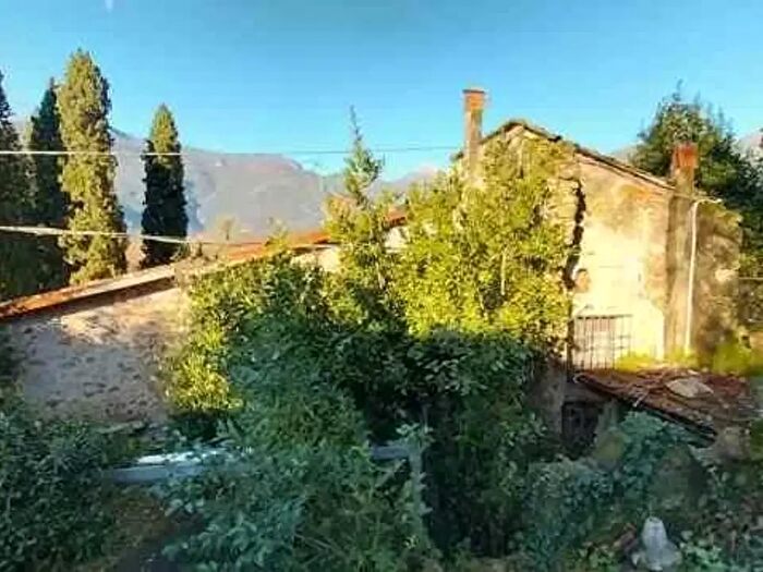 Casa con 6 locali in vendita in Camaiore