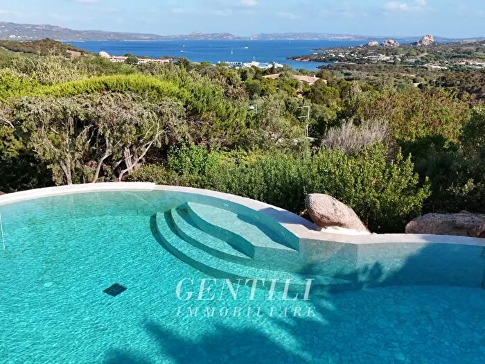 Casa con 10 locali in vendita in Arzachena