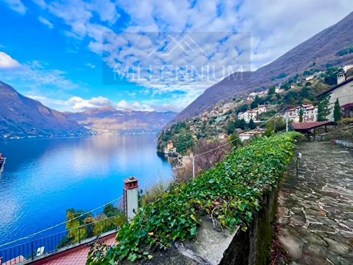 Appartamento trilocale in vendita in Nesso