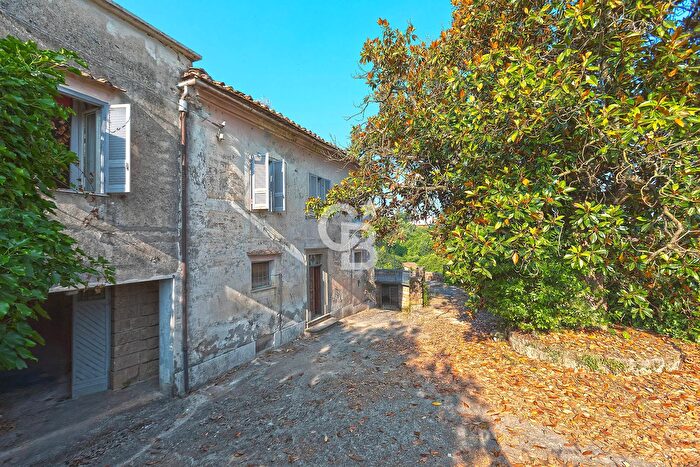 Casa con 20 locali in vendita in Via Scarpella, Carbognano