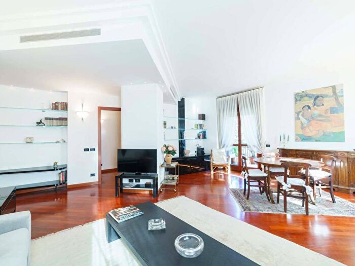 Appartamento trilocale in affitto in Viale San Gimignano, Bande Nere, Milano