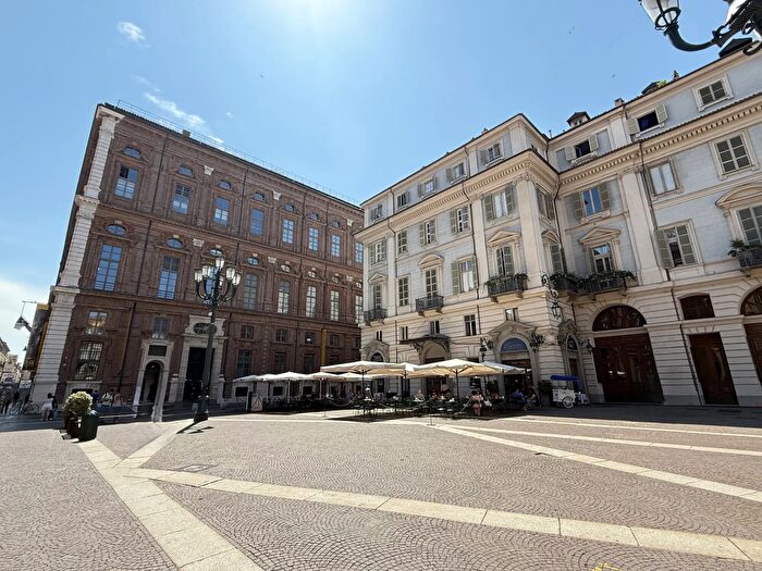 Appartamento trilocale in vendita in Piazza Carignano Centro Torino Piemonte Italia, Torino