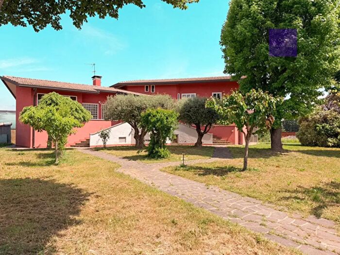 Casa con 8 locali in vendita in Granze