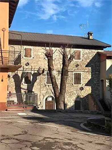 Casa con 10 locali in vendita in Fanano