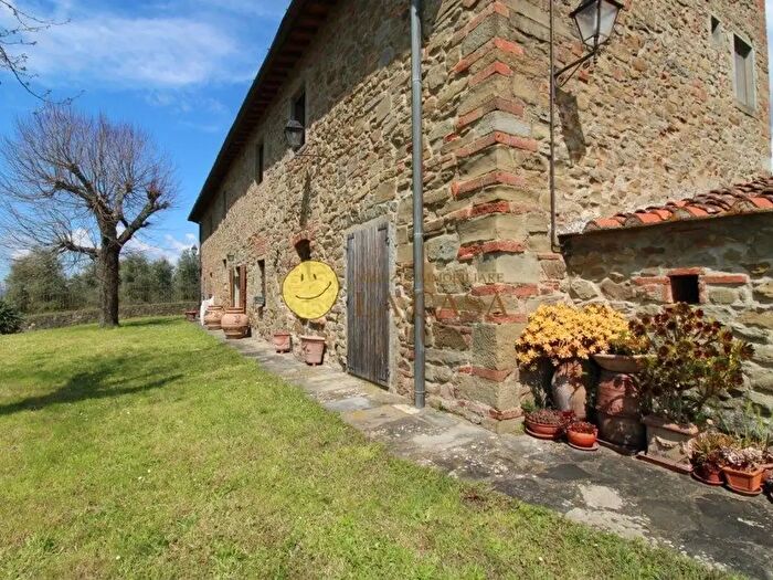 Casa con 13 locali in vendita in Reggello