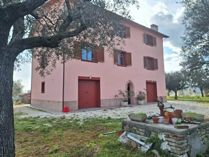 Casa con 12 locali in vendita in San Severino Marche