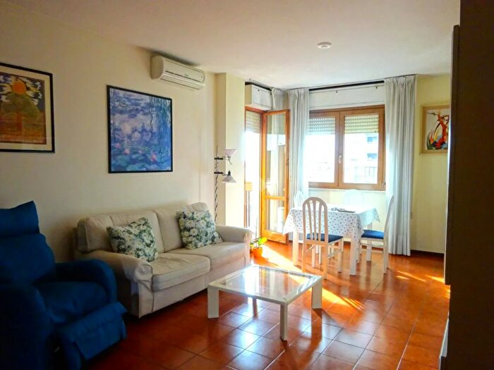 Appartamento trilocale in vendita in Via Fiastra, Roma