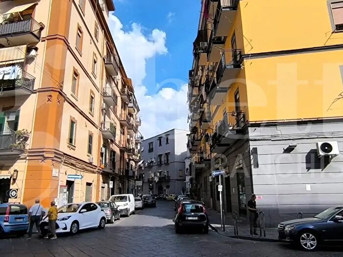 Appartamento bilocale in vendita in Via Sant' Attanasio, Napoli