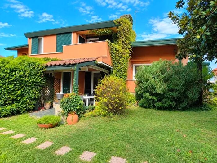 Casa con 6 locali in vendita in Via Giacomo Leopardi, Binago