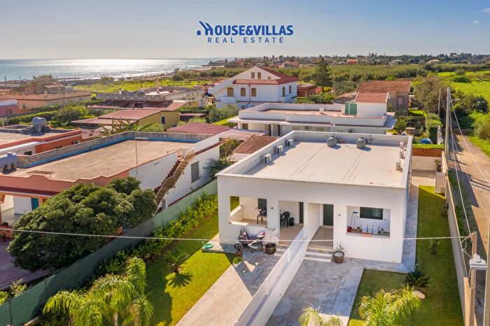 Casa trilocale in affitto in Via Elsa Morante, Avola