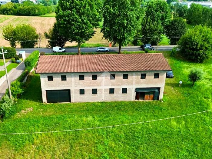 Casa con 6 locali in vendita in Viale Brenta, Tezze Sul Brenta