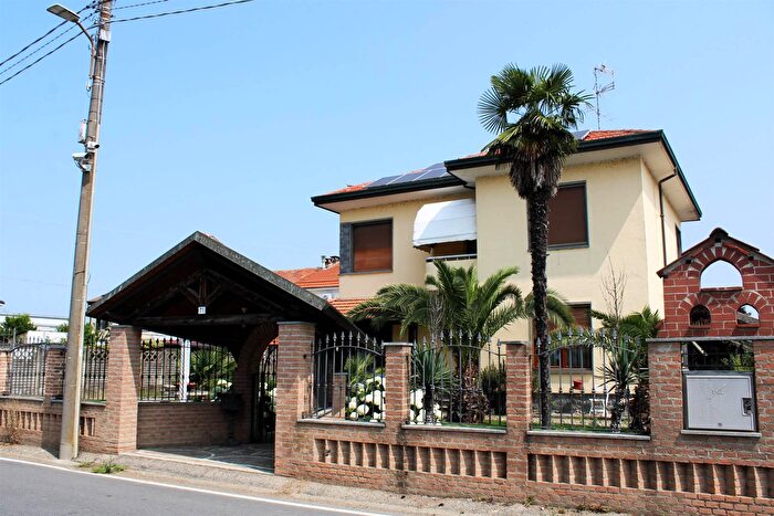 Casa con 6 locali in vendita in Via Pertengo, Costanzana
