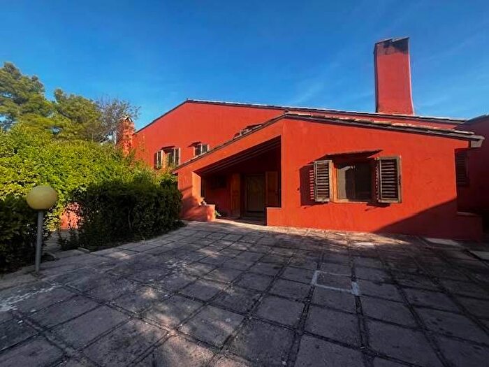 Casa con 15 locali in vendita in Via Montegallo, Osimo