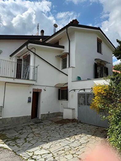 Casa con 6 locali in vendita in Strada Negri Castagneto Po, Castagneto Po