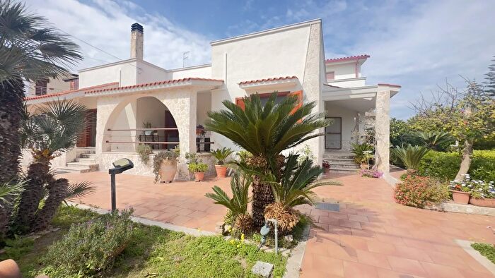 Casa con 10 locali in vendita in Via Rocco Lurago, Taranto