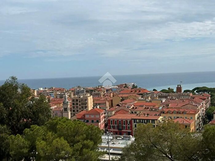 Appartamento trilocale in vendita in Via delle Gerbere, Ventimiglia