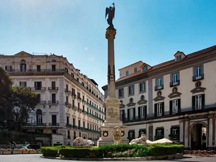 Appartamento bilocale in affitto in Piazza dei Martiri, Napoli