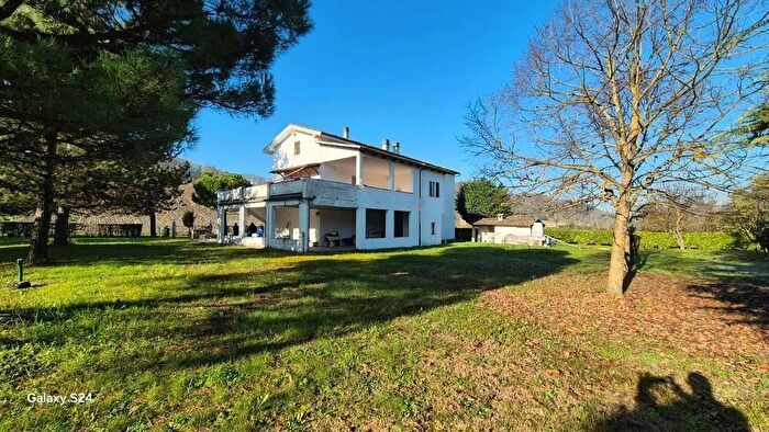 Casa con 10 locali in vendita in Via Roma SNC Garbagna, Garbagna