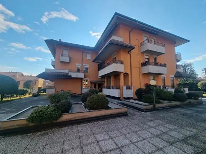 Appartamento trilocale in affitto in Via Aprile, Casorate Sempione