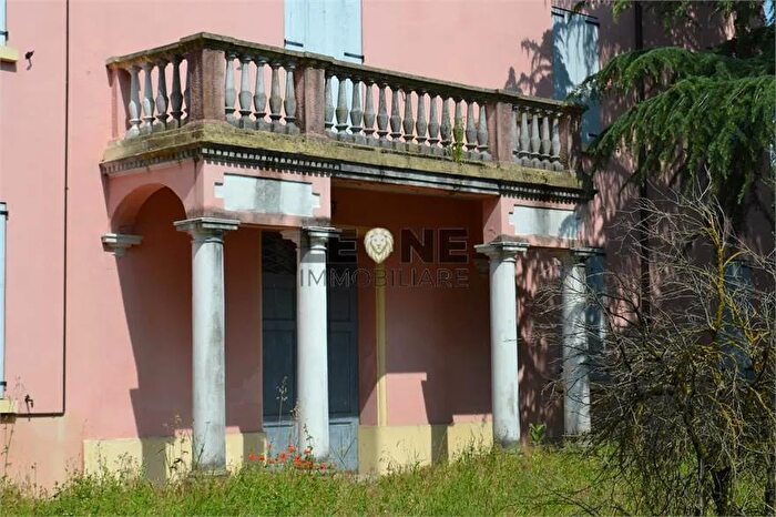 Casa con 16 locali in vendita in Vignola