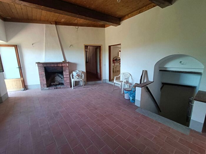 Casa con 7 locali in vendita in Rufina