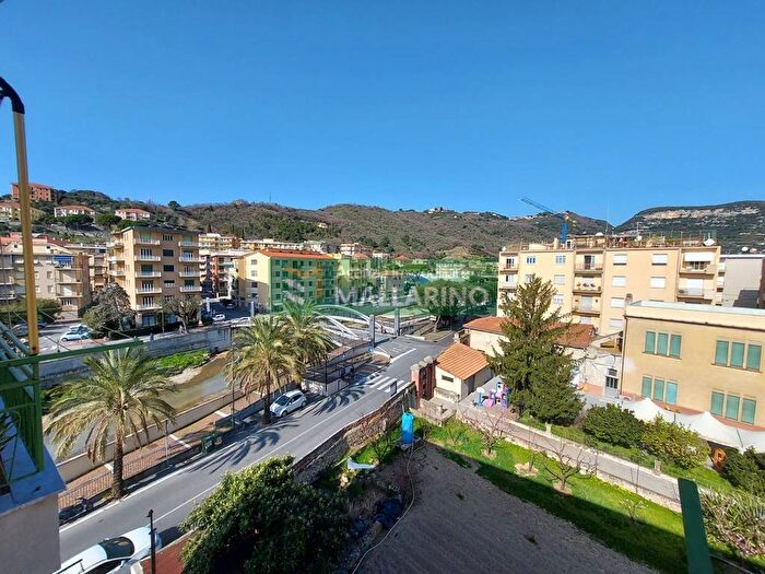 Appartamento quadrilocale in affitto in Via Calvisio, Centro, Finale Ligure