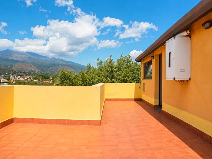 Appartamento trilocale in vendita in Via Lavina, Aci Sant'Antonio