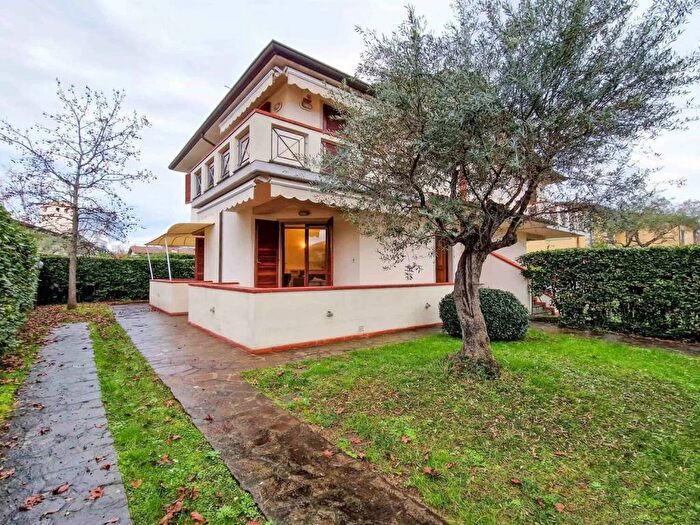 Casa con 6 locali in affitto in Via Gino Lombardi, Pietrasanta